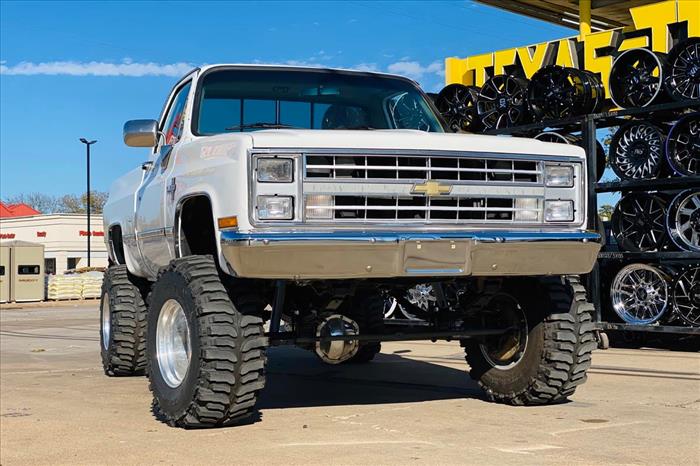6 Inch Lift Kit 52 Inch RR Springs Chevy/GMC C10/K10 Truck & SUV/K5 Blazer (77-91) Rough Country