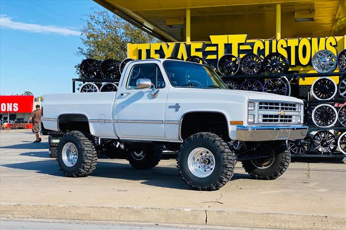 6 Inch Lift Kit 52 Inch RR Springs Chevy/GMC C10/K10 Truck & SUV/K5 Blazer (77-91) Rough Country