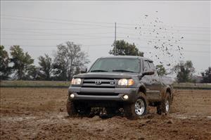 2.5 Inch Lift Kit M1 Struts/M1 Toyota Tundra 4WD (2000-2006) Rough Country