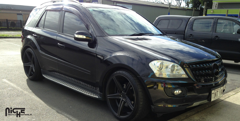  Mercedes-Benz ML500 with Niche Sport Series Apex - M126 