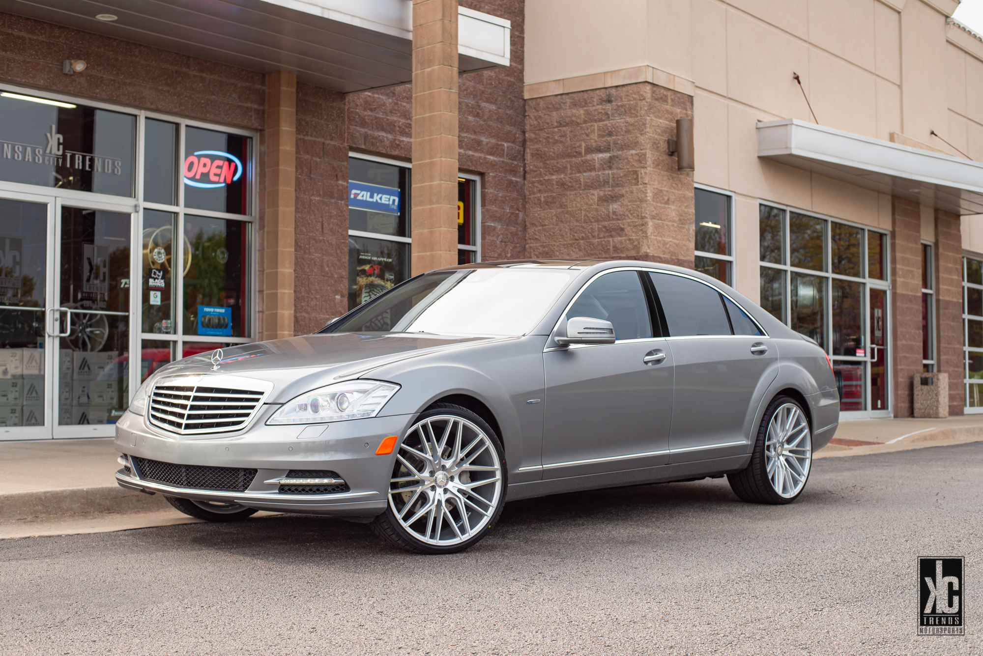  Mercedes-Benz S550 with 