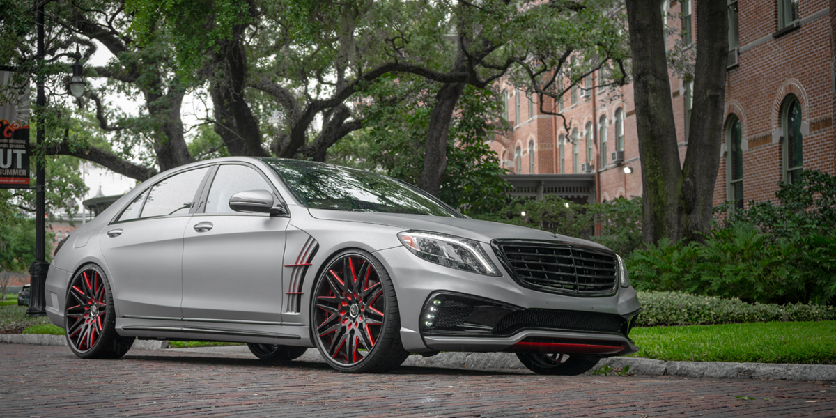 Мерседес s63 AMG под сакурой