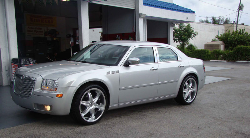  Chrysler 300 with Status Wheels S823 Trojan