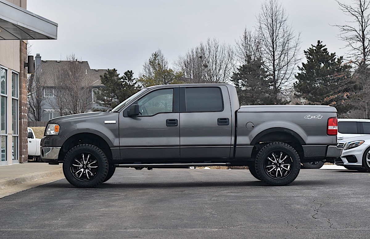 Ford F-150 with Moto Metal MO983 Dagger